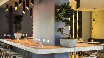 Serveert ontbijt en diner, Franse gerechten