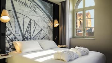 Minibar, coffres-forts dans les chambres, bureau, rideaux occultants
