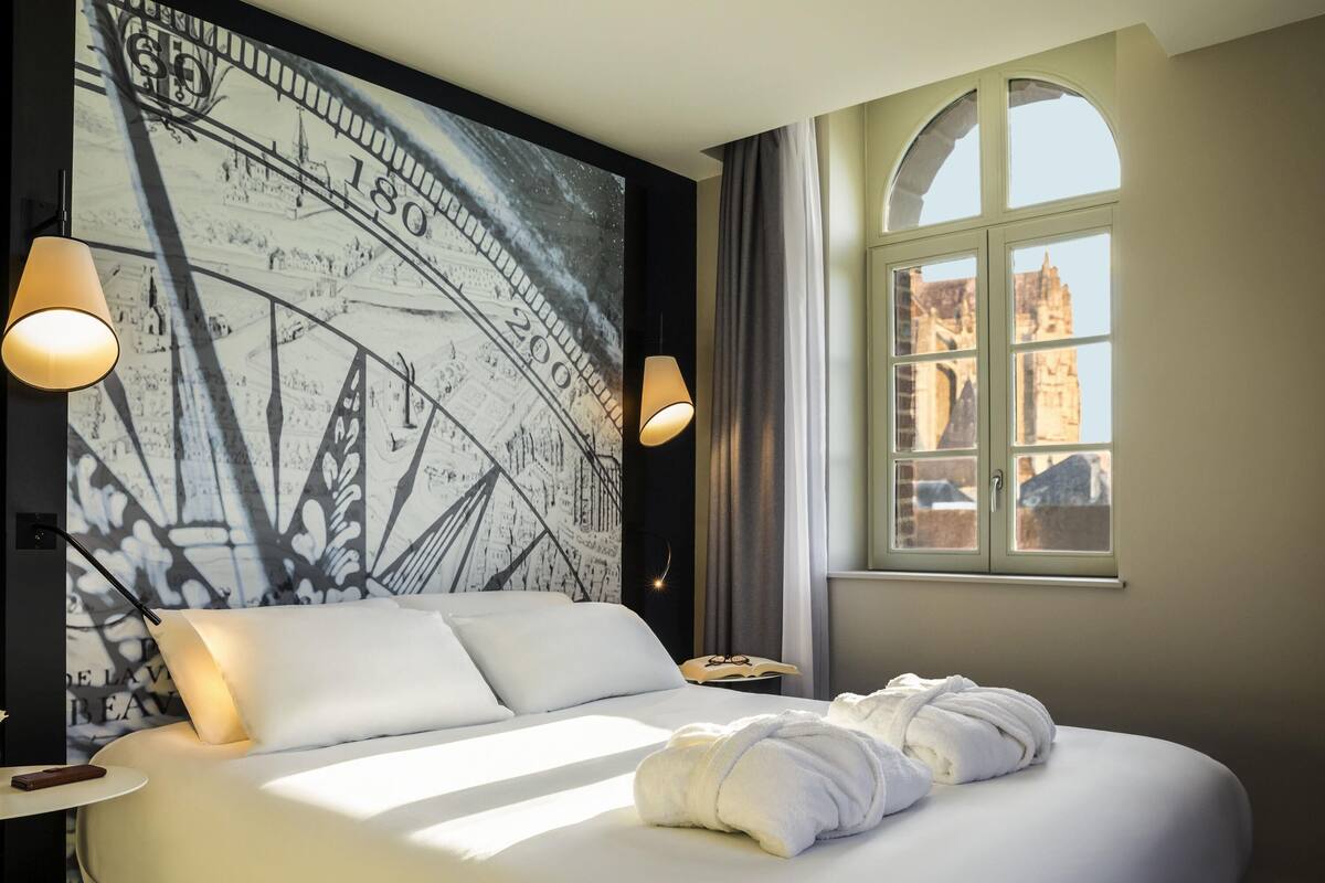 Privilege, Room, 1 Double Bed | Minibar, in-room safe, desk, blackout drapes