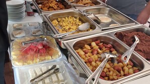 Frokost, lunsj og middag serveres