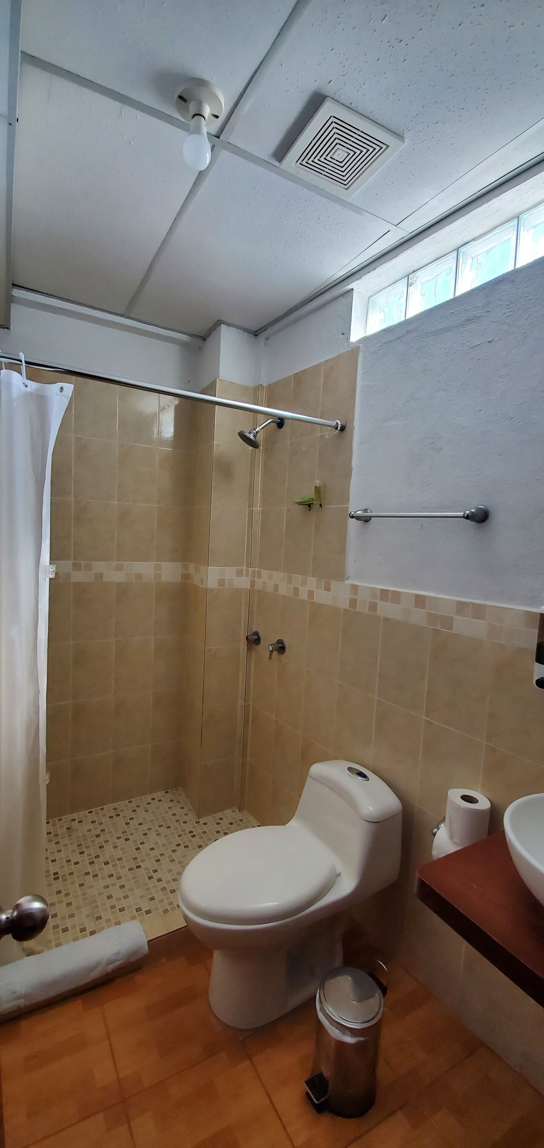 double room, 4 bedrooms, non smoking | bathroom | shower, rainfall showerhead, free toiletries, towels
