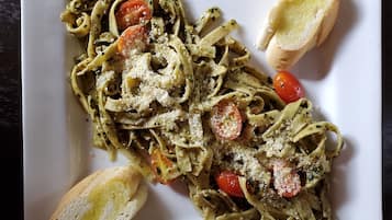 Frukost, lunch och middag serveras