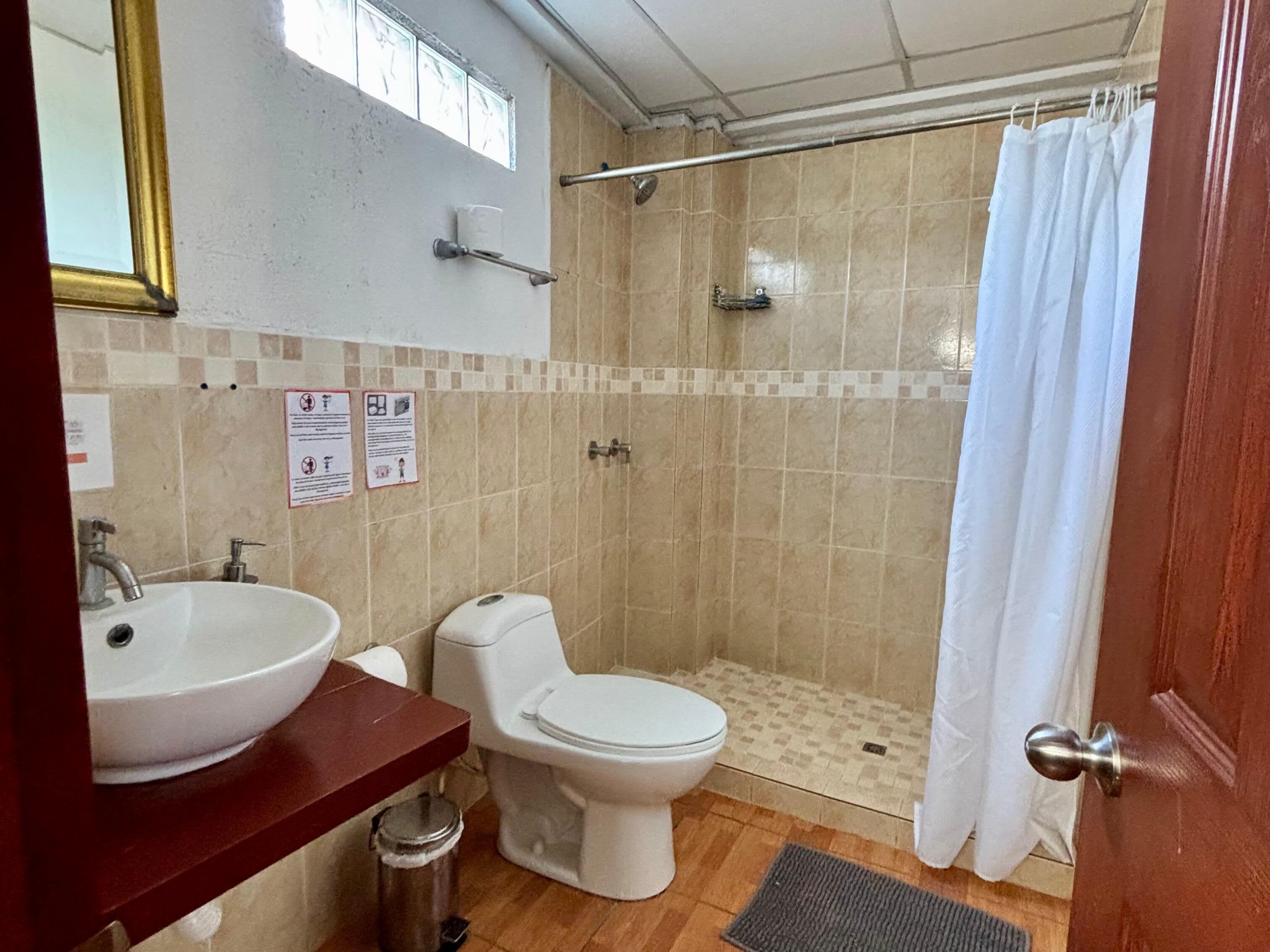Ein Badezimmer mit Waschbecken, Toilette und Dusche.