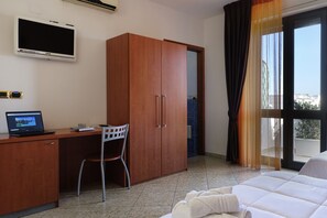 Kamar Double atau Twin, pemandangan laut | Brankas, meja kerja, kedap suara, dan tempat tidur bayi gratis