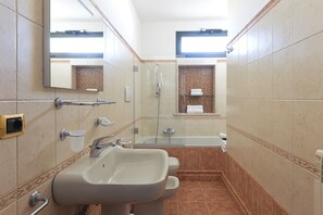 Apartment, 1 Bedroom, Sea View | Bathroom | Shower, free toiletries, hair dryer, towels - B&B Belvedere (Otranto)