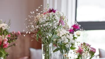 Una mesa con varios jarrones de flores.