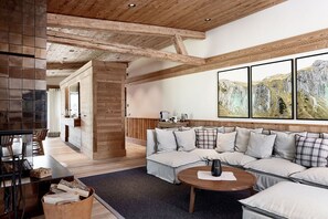 Penthouse (Master Chalet) | Living area | TV, heated floors