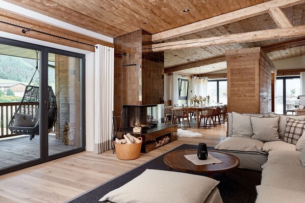 Penthouse (Master Chalet) | Living area | TV, heated floors