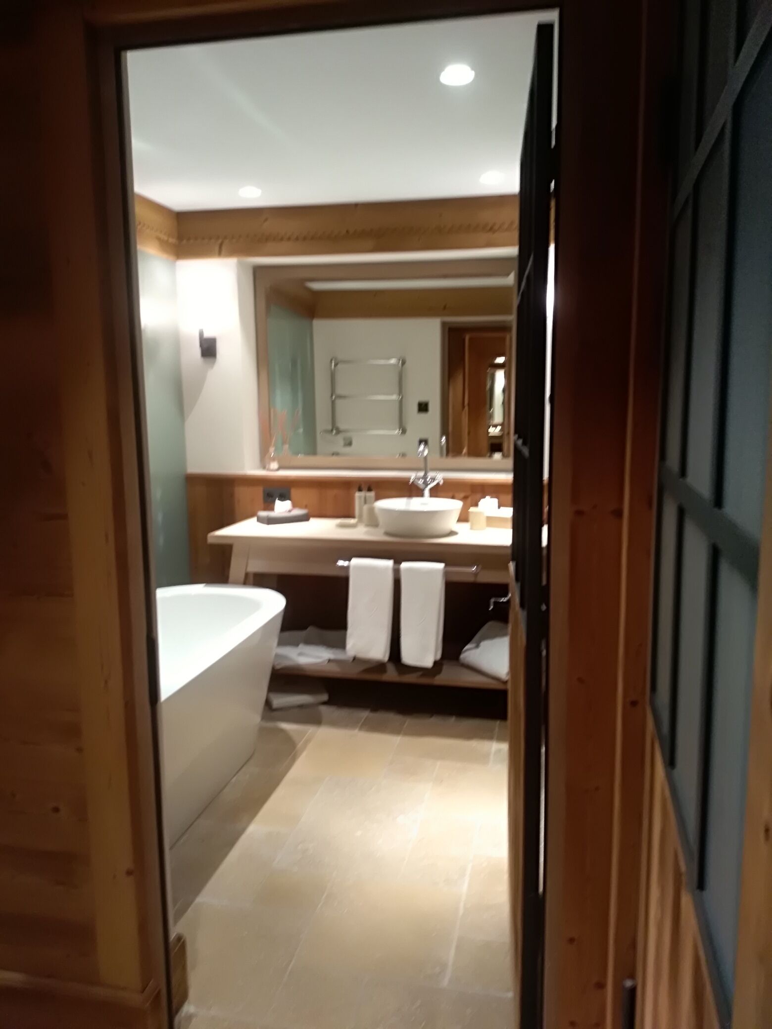 Un baño con bañera, lavamanos y espejo.