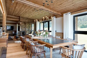 Penthouse (Master Chalet) | In-room dining