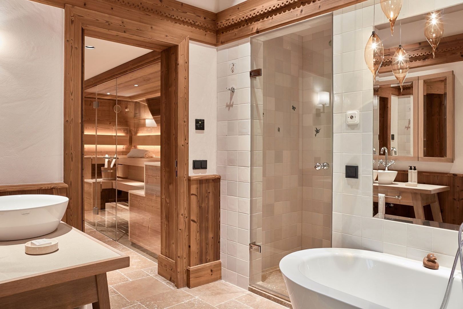 Une salle de bain moderne dotée d’une grande baignoire, d’une douche séparée et d’un meuble-lavabo avec un vasque.