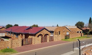 View from property - Ekuthuleni Guest house vosloorus (Vosloorus)