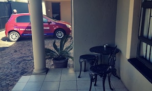 Terrace/patio - Ekuthuleni Guest house vosloorus (Vosloorus)