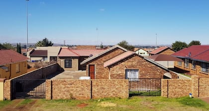 Ekuthuleni Guest house vosloorus