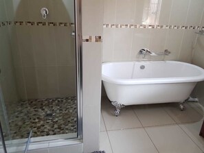 Chambre luxueuse double | Salle de bain | Articles de toilette (gratuits), serviettes fournies