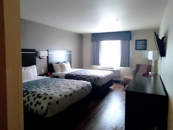 Luxe beddengoed, een bureau, verduisterende gordijnen