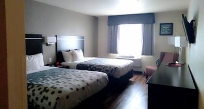 Econo Lodge Inn & Suites