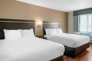 Habitación estándar, 2 camas Queen size, para no fumadores | Ropa de cama de alta calidad, escritorio y cortinas blackout 