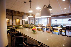 Dining - Fairfield Inn & Suites Philadelphia Broomall/Newtown Square (Broomall)