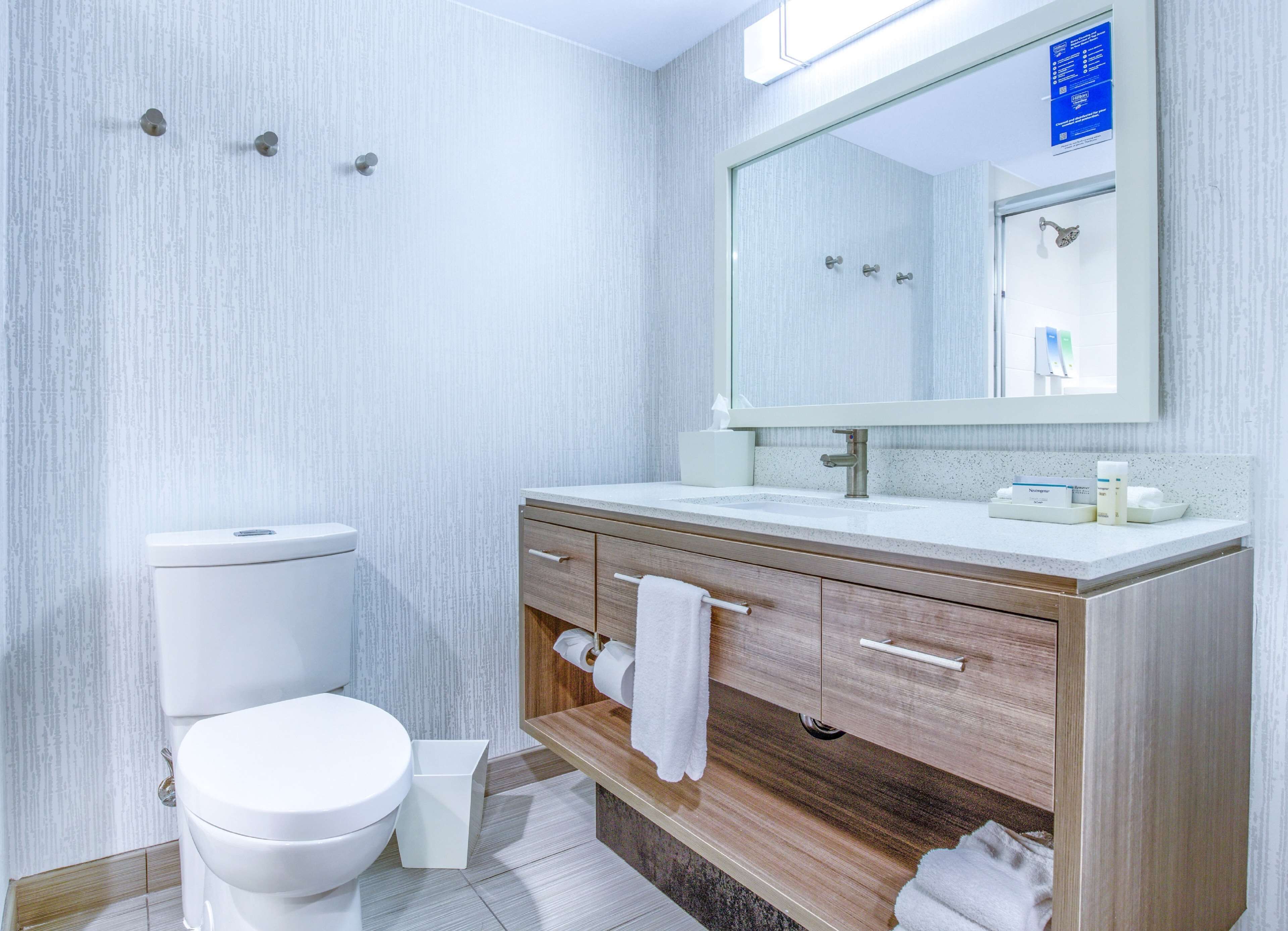 hydromassage showerhead, free toiletries, hair dryer, towels