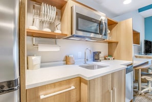 Großer Kühlschrank, Mikrowelle, Geschirrspüler