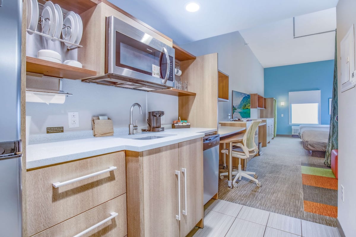 Full-size fridge, microwave, dishwasher, coffee/tea maker