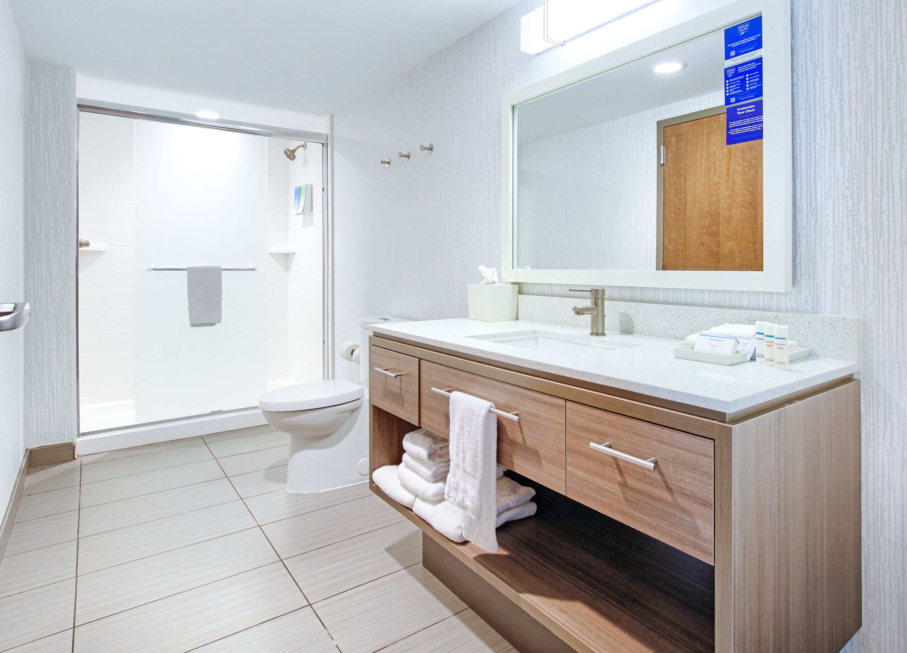 suite, 1 king bed, accessible (hearing) | bathroom | hydromassage showerhead, free toiletries, hair dryer, towels
