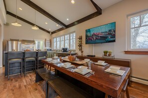 Dining - Modern 4BR Sugar Mtn Home: Ski Shuttle, Pool Table & EV Charger; AC & Fire Pit (Sugar Mountain)
