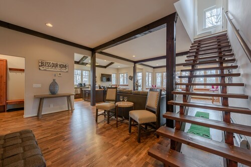 Modern 4BR Sugar Mtn Home: Ski Shuttle, Pool Table & EV Charger; AC & Fire Pit