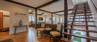 Modern 4BR Sugar Mtn Home: Ski Shuttle, Pool Table & EV Charger; AC & Fire Pit