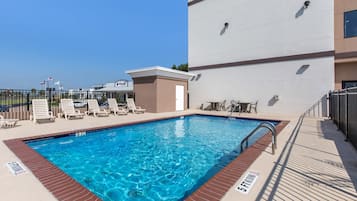 Piscina externa, espreguiçadeiras