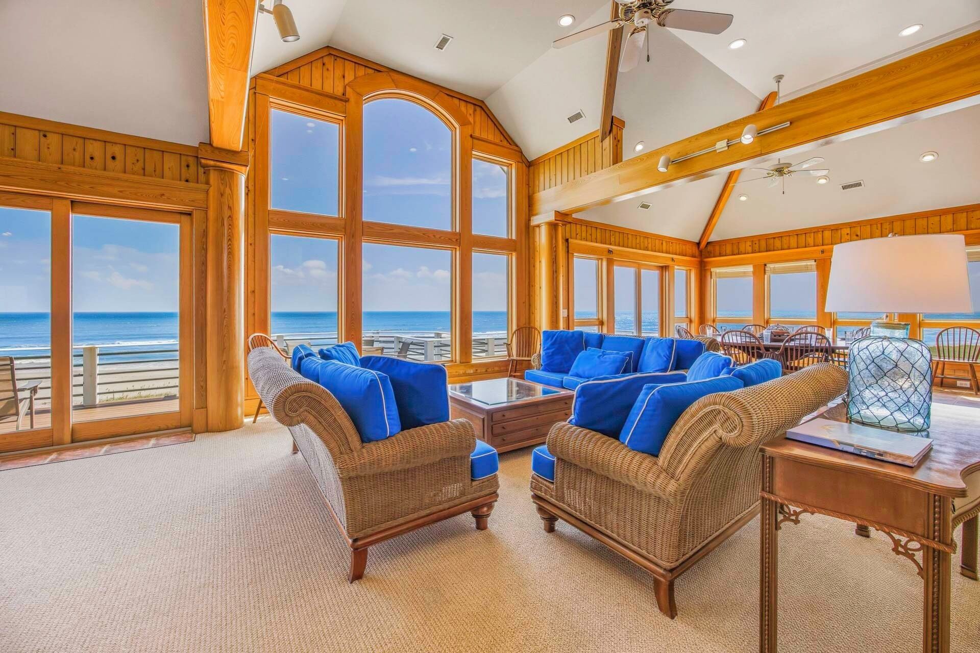 Télévision, lecteur de DVD, vidéothèque, chaîne hi-fi