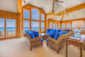 Televisión, reproductor de DVD, videoteca y estéreo 