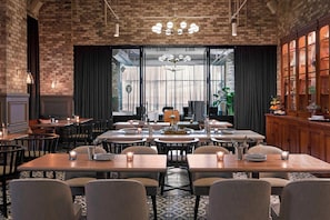 Breakfast served  - Hotel Zachary Chicago, a Tribute Portfolio Hotel (Chicago)