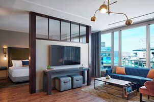 Suite, 1 slaapkamer, balkon | Een kluis op de kamer, een bureau, een strijkplank/strijkijzer