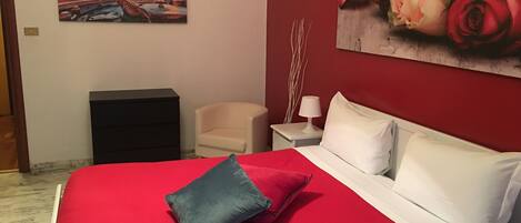 Standaard tweepersoonskamer | 1 slaapkamer, donzen dekbedden, een bureau, een laptopwerkplek