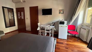 1 bedroom, down comforters, desk, laptop workspace