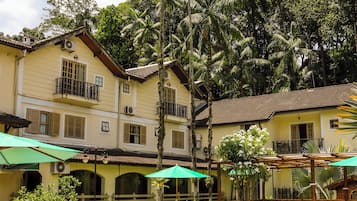 Una piscina al aire libre, tumbonas