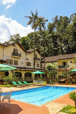 حمّام سباحة خارجي، مقاعد للتشمس