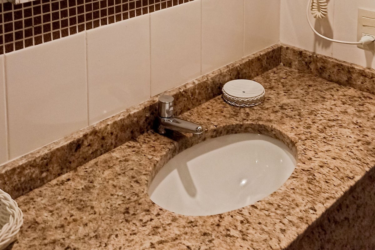 standard room (sem varanda) | bathroom | shower, free toiletries, hair dryer, towels