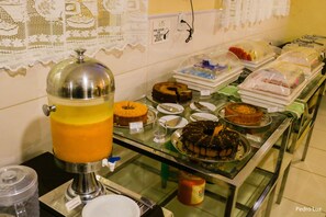 Free daily buffet breakfast - Hotel Rio Penedo (Itatiaia)