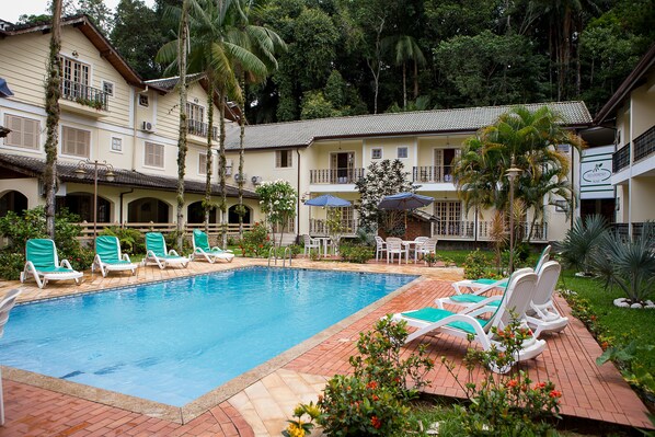 Outdoor pool, pool loungers - Hotel Rio Penedo (Itatiaia)