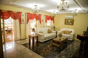 Lobby sitting area - Hotel Rio Penedo (Itatiaia)