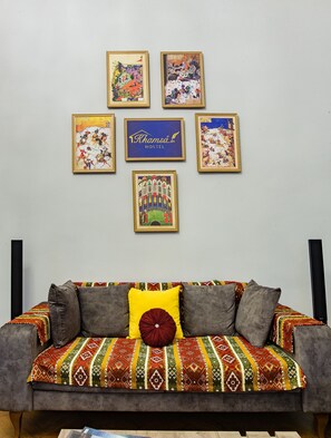 Lobby sitting area - Khamsa Hostel (Baku)