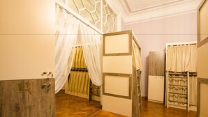 Une pièce dotée d’un plancher en bois, d’un lit à baldaquin, d’une armoire et d’une bibliothèque intégrée.