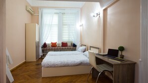 Une chambre à coucher avec un lit, un bureau et une chaise.