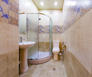 Shower, free toiletries, towels - Khamsa Hostel (Baku)