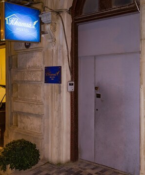 Property entrance - Khamsa Hostel (Baku)
