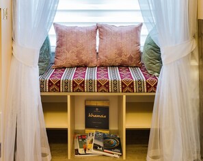 Double or Twin Room | Living area | Fireplace - Khamsa Hostel (Baku)