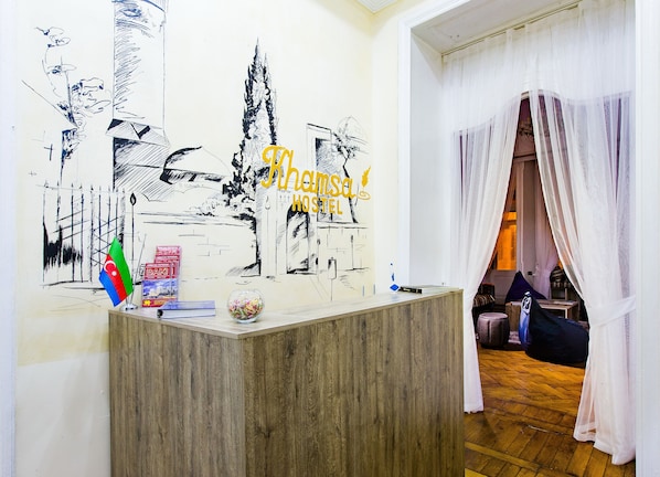 Reception - Khamsa Hostel (Baku)